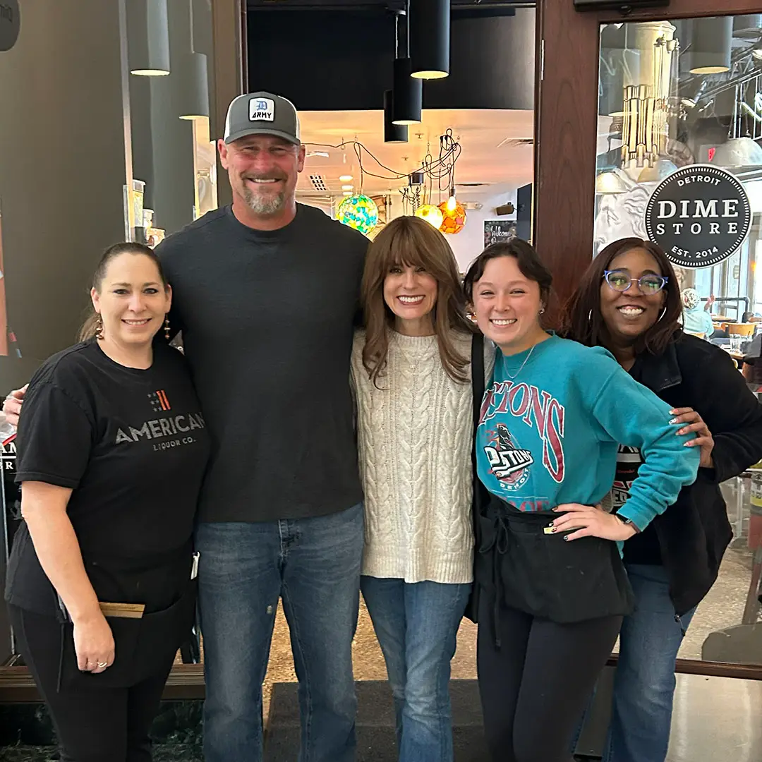 Detroit Lions Coach Dan Campbell and wife Holly with Dime Store servers Kelly, Nadia, and Chrissy